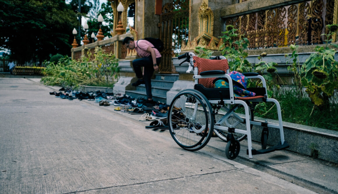 Andreas Pröve, Mit eine Dreirad mit Handpedalen nach Indien. Der Rollstuhl vor einem indischem Tempel