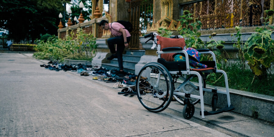 Andreas Pröve, Mit eine Dreirad mit Handpedalen nach Indien. Der Rollstuhl vor einem indischem Tempel