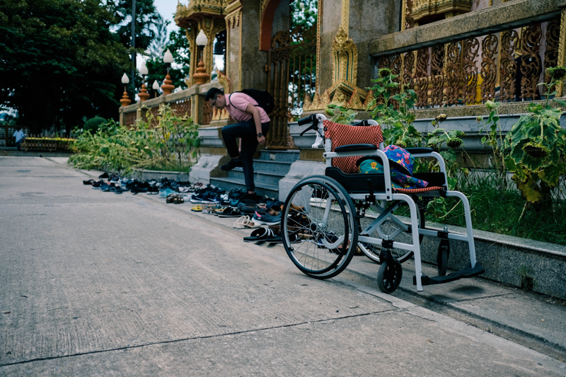 Andreas Pröve, Mit eine Dreirad mit Handpedalen nach Indien. Der Rollstuhl vor einem indischem Tempel