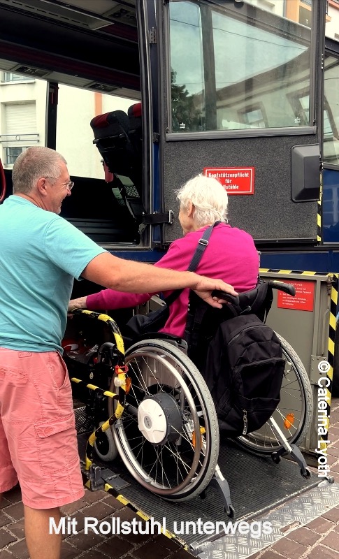 Bus mit Rollstuhl unterwegs_Catherina Lyoth